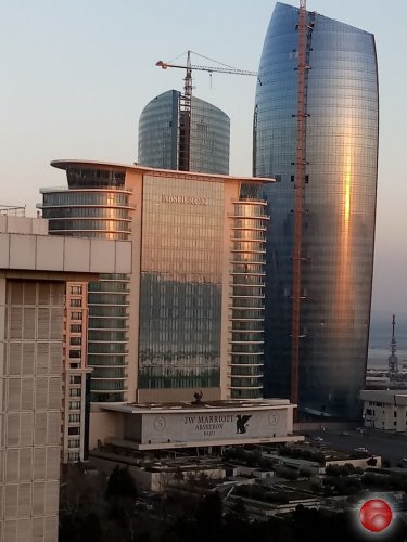 Посуточно сдается 3 комнатная квартира в самом центре г Баку .