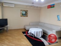 Посуточно сдается 3 комнатная квартира в самом центре г Баку .